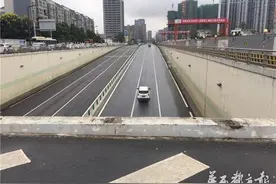 成都剑南大道有货车侧翻 隧道进城方向已经恢复通行图片