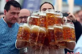 厉害丨一个人可以同时端起多少扎啤酒？他破了世界记录……图片