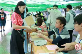 赠福袋、送“四大件” ！湖北大学花样迎新生图片