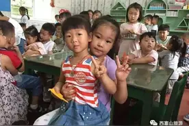 妙西幼儿园“大带小”活动：我们来照顾弟弟妹妹图片