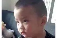 3岁男童午睡时失踪 身着白底小红格子衬衫图片