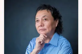 上课手舞足蹈又唱又跳 菏泽学院56岁副教授“火”了图片