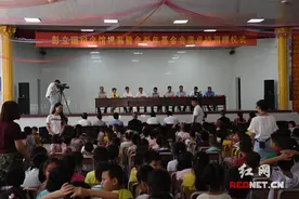 彭立珊长孙彭志兵先生为家乡捐赠1100套课桌椅图片