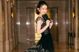赵丽颖参加晚宴变身吃货 不仅被情侣们虐还被黑蹭吃图片