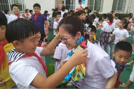 青岛学子教师节神秘礼“包”：把祝福感恩折进千纸鹤图片