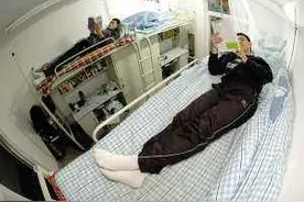 开学故事多！高一新生身高一米九 学校“拉长”宿舍床图片
