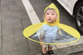 祖国的花朵专用雨衣火了！ 一下雨​​​​满大街都是花仙子图片