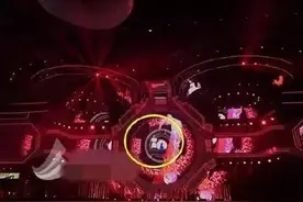 明星演唱会意外频出，看看他们如何机智化解尴尬图片