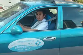 为救被毒蛇咬伤的路人，杭州的哥把出租车当作救护车图片