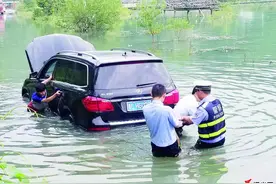 女司机驾百万奔驰涉水“趴窝”图片