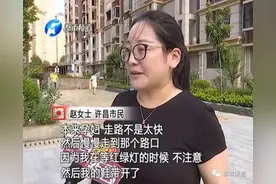 身边文明事｜雨中大肚孕妇鞋带散开 暖心交警俯身为她系好图片