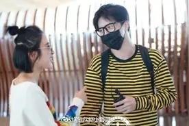 薛之谦偶遇唐艺昕 时隔五年重逢拉手不放开心聊！图片