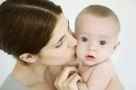 13岁女孩瘫痪，竟因婴儿时妈妈的一个吻……有这5种情况千万别亲宝宝图片