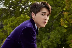 李易峰紫色西装现身纽约大秀 温润优雅宛如华丽绅士图片