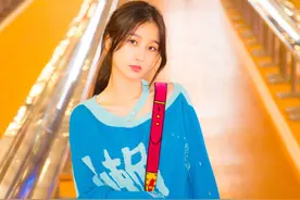 虞书欣二次元潮包现身机场 亮眼搭配超吸睛图片