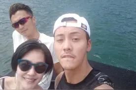 陈伟霆与小S谢霆锋湖上泛舟 肌肉背心满屏男人味图片