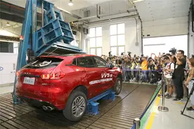 长城VV5s安全测试：6吨集装箱砸车图片