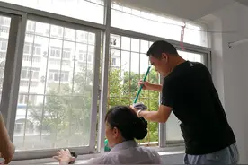 武汉一高校推“房东制”：教师为新生打扫寝室，一人负责两间图片