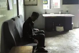 长沙一男子强塞两千多元“请客”坐公交图片