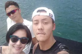 小S搂陈伟霆谢霆锋自拍 感慨：夫复何求图片