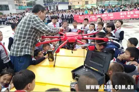 兰州：无人机互动进校园 引得学生们欢呼不断图片