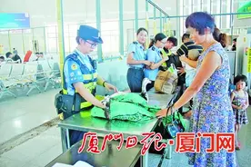 乘客携带活物“冲关” 厦门铁警近期安检查获多起图片