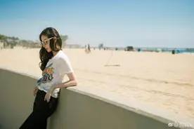 倪妮赤脚漫步沙滩 笑容超甜美图片