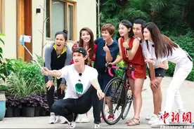 《青春旅社》机智Boy王源鞋底藏钱暖心购物图片