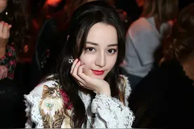 热巴时装周头排看秀 高挑优雅公主范儿十足图片