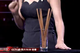 筷子竟能成“大力士” 六双筷子就能搭出承重5千克的桥图片