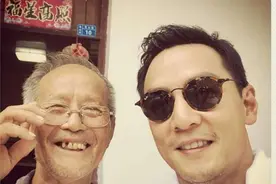 吴彦祖罕见晒自拍，背后满是羊肉串纹身图片