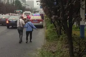 「社会眼」出租车撞上大娘！最后结局“意料之外情理之中”！图片