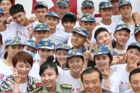 王俊凯军训晒黑 与同学合影难掩开心笑容图片