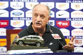 斯科拉里侃“老友记”图片