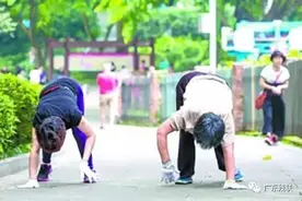最近广州流行的“龟蛇爬”，据说对脊椎和心脑血管等的康复有好处图片
