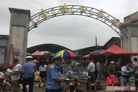 株洲荷塘交警深入农村集市开展宣传活动图片