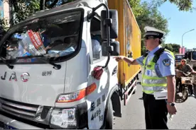 司机注意！马路牙子刷黄漆别不当回事 停车就被罚图片