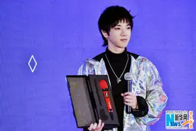 华晨宇获赠专属麦克风 演唱会上送二次元大礼图片