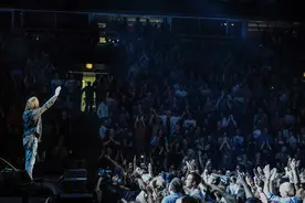 布鲁斯摇滚传奇人物汤姆·派蒂去世，享年66岁图片