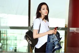 迪丽热巴启程米兰时装周 灵动俏皮潮范儿十足图片