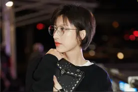 张俪启程米兰时装周 “减法穿衣”简单有态度图片