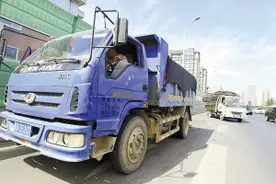 石家庄：针对黄牌货车展开“全时域”严查图片