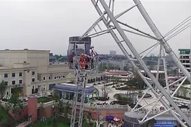 坐摩天轮突遇停运咋办？空中云梯来施救图片