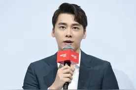 李易峰西装笔挺出席活动 亲手制作咖啡超暖萌图片