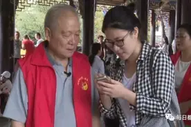 最美蓉城金秋志愿者 退休不褪色图片