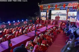 平遥古村上演中国传统婚礼 老外也来赶潮流图片