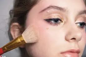 腮红选色有诀窍 亚洲人暗黄肌显白就靠粉紫色图片