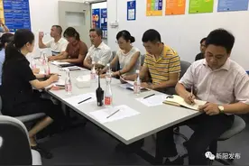 西乡塘区常务副区长陆斌走访服务沃尔玛永和店等企业图片