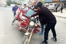 三轮车突侧翻行人施援手图片