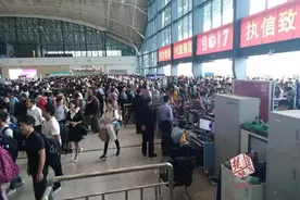武汉三大火站十一客流最高峰已超过今年春运，提醒您一定要提前取票！图片